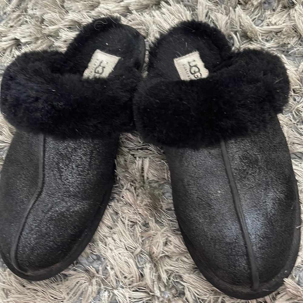 Ugg slippers sz6 black